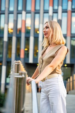 Ofis binasının dışında yürüyen güzel bir şehir kadını. Yüksek kalite fotoğraf