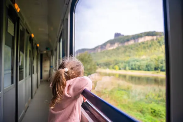 Petite Fille Regardant Par Fenêtre Train Dehors Pendant Bouge Voyager Photos De Stock Libres De Droits