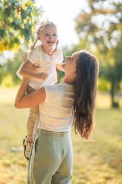 Genç anne ve küçük kızı Prag, Avrupa 'daki sonbahar parkında birlikte eğleniyorlar. Yüksek kalite fotoğraf