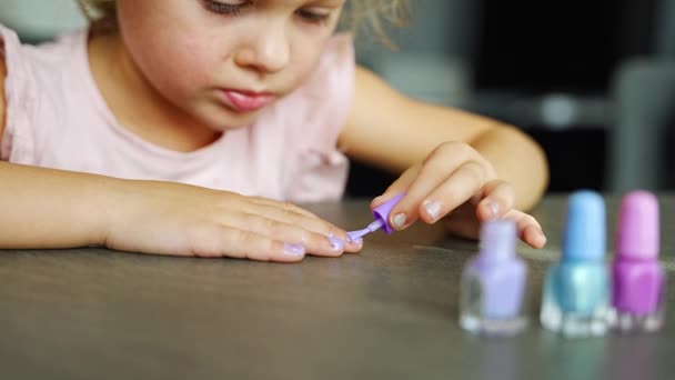 Küçük Kız Evde Manikür Yapıyor Pembe Mavi Mor Ojeli Tırnaklar — Stok video
