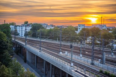 Berlin, Almanya - 25 Eylül 2023: Almanya 'nın Merkez İstasyonu' nun demiryolu ile Berlin 'in akşam manzarası. Yüksek kalite fotoğraf