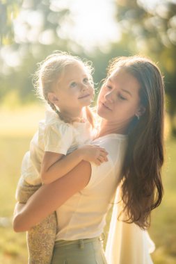 Küçük kızı olan genç bir anne Prag, Avrupa 'daki sonbahar parkında birlikte oynuyor. Yüksek kalite fotoğraf