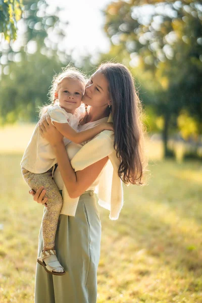 Genç anne ve küçük kızı Prag, Avrupa 'daki sonbahar parkında birlikte oynuyorlar. Yüksek kalite fotoğraf