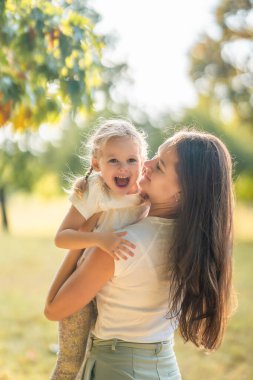 Anne ve küçük kızı Prag, Avrupa 'daki sonbahar parkında birlikte eğleniyorlar. Yüksek kalite fotoğraf