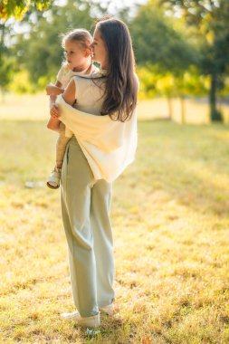Prag, Avrupa 'daki sonbahar parkında birlikte duran genç anne ve küçük kız. Yüksek kalite fotoğraf