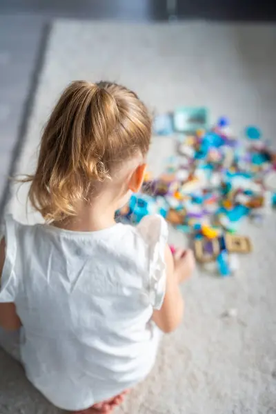 Μικρό Κορίτσι Παίζει Μικρό Κατασκευαστή Παιχνίδι Στο Πάτωμα Στο Σπίτι Royalty Free Φωτογραφίες Αρχείου