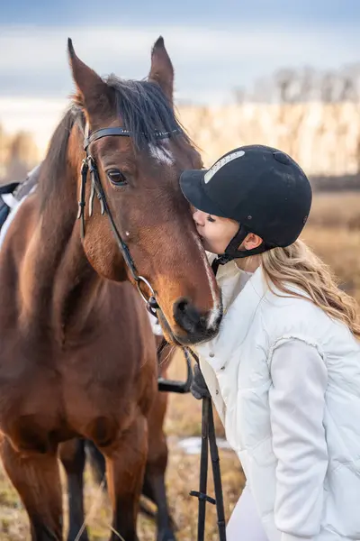 Όμορφη Ξανθιά Επαγγελματίας Αναβάτρια Που Φιλάει Άλογο Φιλία Άλογο Υψηλής Royalty Free Εικόνες Αρχείου