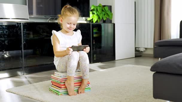 Χαριτωμένο Κοριτσάκι Κάθεται Μια Στοίβα Από Παιδικά Παραμύθια Βιβλία Και — Αρχείο Βίντεο