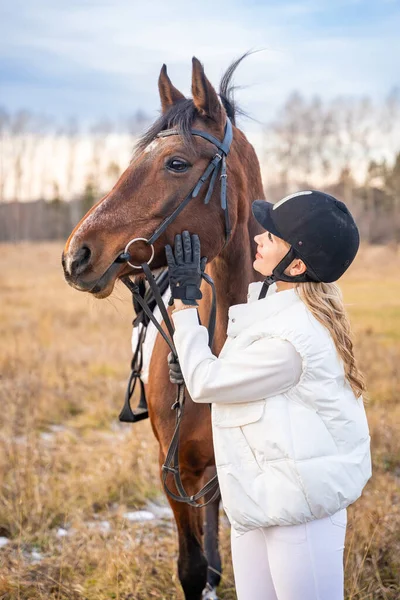 Ξανθιά Επαγγελματίας Γυναίκα Αναβάτης Στέκεται Κοντά Στο Άλογο Φιλία Άλογο Εικόνα Αρχείου