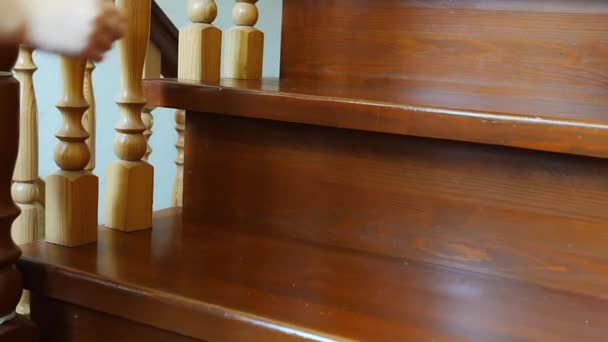 Evdeki Merdivenlerden Çıkan Küçük Kız Ayaklarını Kapat Çocuk Merdivenleri Çıkıyor — Stok video
