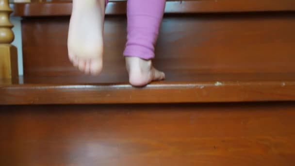 自宅の階段を登る小さな女の子の足のクローズアップ 子供が階段を登る 高品質の4K映像 — ストック動画