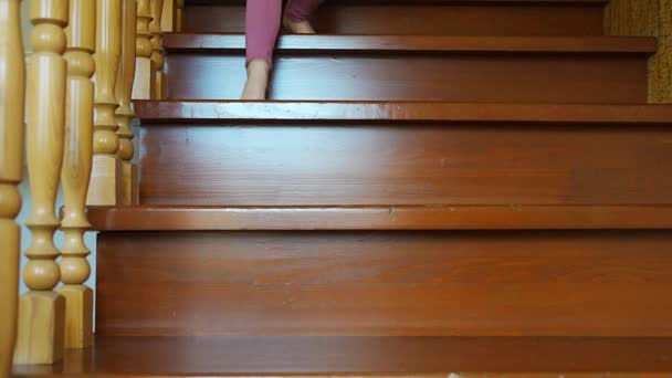 自宅の階段を下って 子供が階段を登る 高品質の4K映像 — ストック動画
