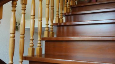 Evde merdivenlerden inen küçük kız ayaklarının yakın çekimi, merdivenleri tırmanan çocuk. Yüksek kalite 4k görüntü