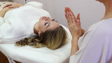 Genç kadının kafasında hafif dokunmuş 32 noktalı erişim çubuğu setiyle performans sergileyen şifacı kuaförde olumlu düşünce ve duygular uyandırıyor. Alternatif tıp. Yüksek kalite 4k görüntü
