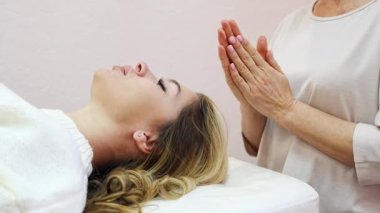 Genç bir kadının kafasında hafif dokunmuş 32 noktalı erişim çubuğu setiyle performans sergileyen şifacı, olumlu düşünce ve duyguları harekete geçiriyor. Alternatif tıp konsepti. Yüksek kalite 4k görüntü