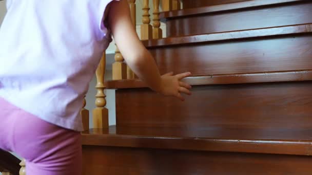 Μικρά Κοριτσίστικα Πόδια Ανεβαίνουν Τις Σκάλες Στο Σπίτι Παιδιά Ανεβαίνουν — Αρχείο Βίντεο