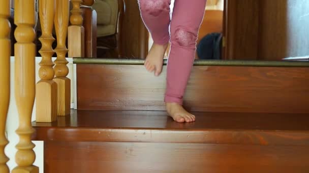 Маленькие Девчачьи Ножки Спускаются Лестнице Дома Ребенок Поднимается Лестнице Высококачественные — стоковое видео