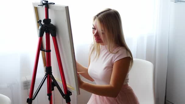 Jovem Artista Com Pintura Pincel Quadro Rosa Abstrato Tela Casa — Vídeo de Stock