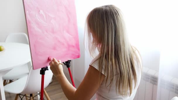 Femme Artiste Avec Palette Peinture Pinceau Tableau Abstrait Sur Toile — Video