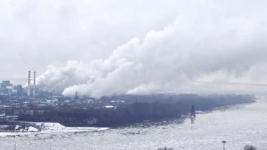 Duman yığınları olan kimya fabrikası. Borulardan emisyon. Ekoloji ve çevre koruma sorunları. Kışın hava kirliliği, Sibirya, Rusya