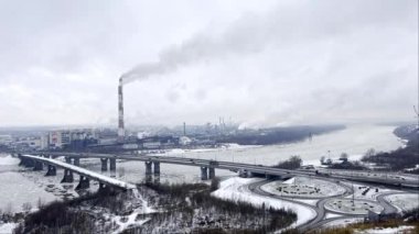 Dumanlı kimya fabrikası. Borulardan emisyon. Ekoloji ve çevre koruma sorunları. Rusya, Sibirya 'da kış kentinde hava kirliliği