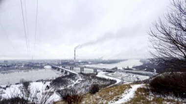 Dumanlı kimya fabrikası. Borulardan emisyon. Ekoloji ve çevre koruma sorunları. Kışın hava kirliliği, Sibirya şehri, Rusya