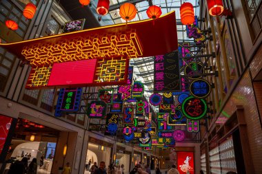 Dubai, BAE - 1 Aralık 2023. Çin Mahallesi Dubai Alışveriş Merkezi. Tatil caddesinde alışveriş yapmak. Çin lambaları, ara sokaklardaki neon lambaları büyük alışveriş merkezleri. Yüksek kalite fotoğraf