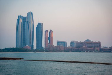 Günbatımında Abu Dabi Skyline Panorama Manzarası, Birleşik Arap Emirlikleri. Yüksek kalite fotoğraf