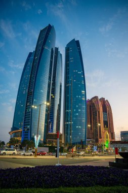 Abu Dabi, Birleşik Arap Emirlikleri - 4. Bölüm 2023: Günbatımında Abu Dabi Skyline, Birleşik Arap Emirlikleri. Yüksek kalite fotoğraf