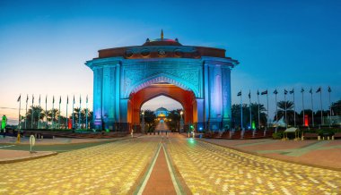 Abu Dabi, Birleşik Arap Emirlikleri - 4 Aralık 2023: Emirates Sarayı otelinin Arap tarzı kapısı geceleyin Abu Dabi, BAE 'de aydınlandı. Yüksek kalite fotoğraf