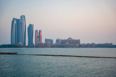 Günbatımında Abu Dabi Skyline Panorama Manzarası, Birleşik Arap Emirlikleri. Yüksek kalite fotoğraf
