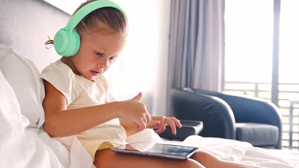 Menina Fones Ouvido Usando Tablet Digital Enquanto Ouve Música Jogar — Vídeo de Stock