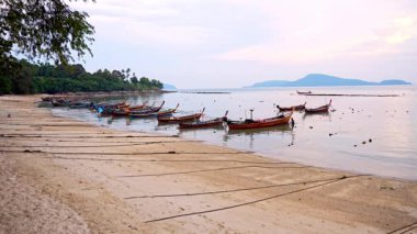 Tayland 'da günden güne Rawai sahillerinde balıkçı tekneleri. Yüksek kalite 4k görüntü