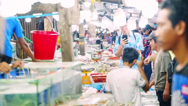 Phuket Thailand December 2023 Handel Zeevruchten Markt Rawai Toeristen Kopen — Stockvideo