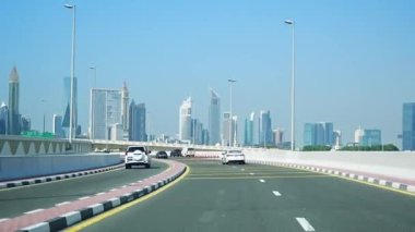 Dubai, BAE - 1 Aralık 2023: Araç ön camından Dubai City, Birleşik Arap Emirlikleri 'ne kadar olan yol kenarının görüntüsü. Yüksek kalite 4k görüntü