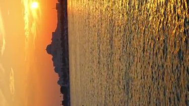 Abu Dabi 'deki Başkanlık Sarayı, gün batımı ışıkları, Birleşik Arap Emirlikleri. Yüksek kalite 4k görüntü