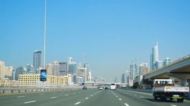 Dubai, BAE - 1 Aralık 2023: Araç ön camından Dubai City, Birleşik Arap Emirlikleri 'ne kadar olan yol kenarının görüntüsü. Yüksek kalite 4k görüntü