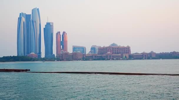 Panorama Widok Abu Dhabi Skyline Zachodzie Słońca Zjednoczone Emiraty Arabskie — Wideo stockowe