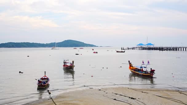 Barcos Pesca Praia Rawai Após Trabalho Diurno Tailândia Imagens Alta — Vídeo de Stock