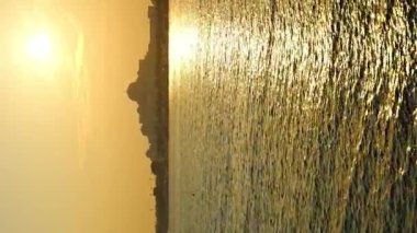 Abu Dabi 'deki Başkanlık Sarayı, gün batımı ışıkları, Birleşik Arap Emirlikleri. Yüksek kalite 4k görüntü