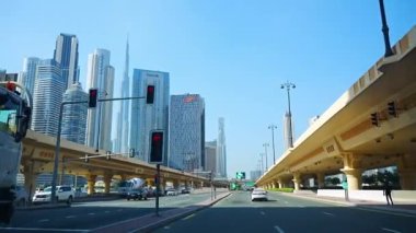 Dubai, BAE - 1 Aralık 2023: Araç ön camından Dubai City, Birleşik Arap Emirlikleri 'ne kadar olan yol kenarının görüntüsü. Yüksek kalite 4k görüntü