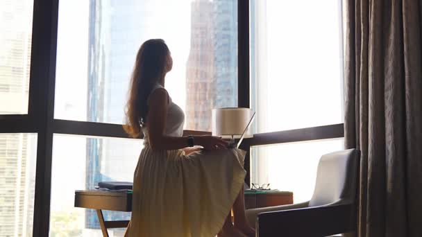 Stylish Businesswoman Freelancer Stops Working Laptop She Sitting Table Enjoying — Vídeo de Stock