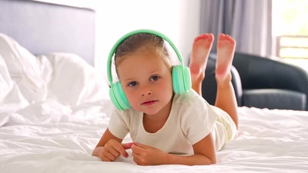Little Girl Laying Bed Singing Listening Music Green Kids Headphones — Αρχείο Βίντεο