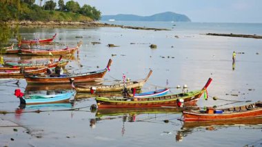 Rawai, Tayland - 12 Aralık 2023: Tayland 'daki günlük işlerden sonra Rawai sahilinde balıkçı tekneleri. Yüksek kalite 4k görüntü