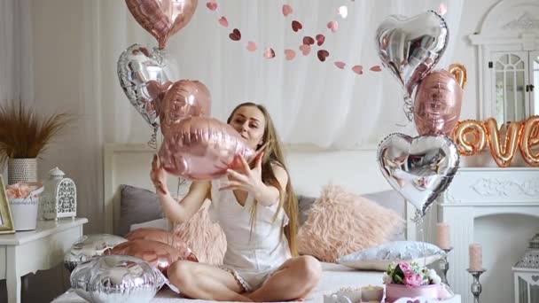 Красива Молода Дівчина Вдома Ліжку Вранці Насолоджується Святкуванням Дня Валентинки — стокове відео