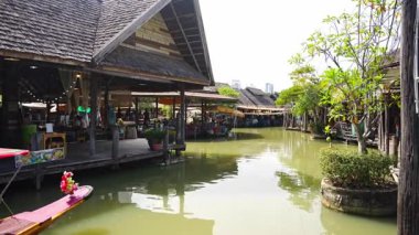 Pattaya, Tayland - 29 Aralık 2023: Pattaya, Tayland 'daki gölette küçük evleri olan açık hava pazarı. Yüksek kalite 4k görüntü