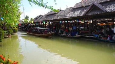 Pattaya, Tayland - 29 Aralık 2023: Pattaya, Tayland 'daki gölette küçük evleri olan açık hava pazarı. Yüksek kalite 4k görüntü