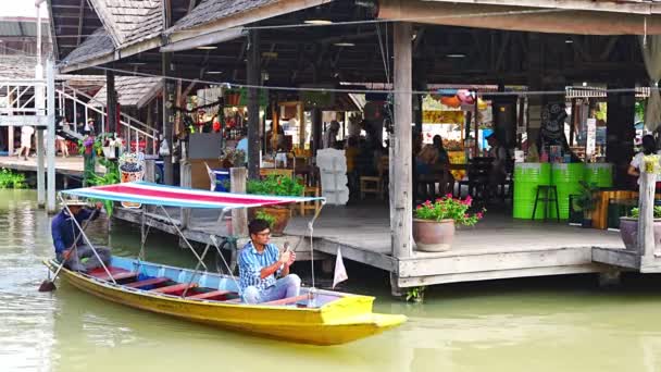 タイのパタヤ 2023年12月29日 小さな家を持つフローティングオープンエア市場 タイのパタヤにある池のショップ 高品質の4K映像 — ストック動画
