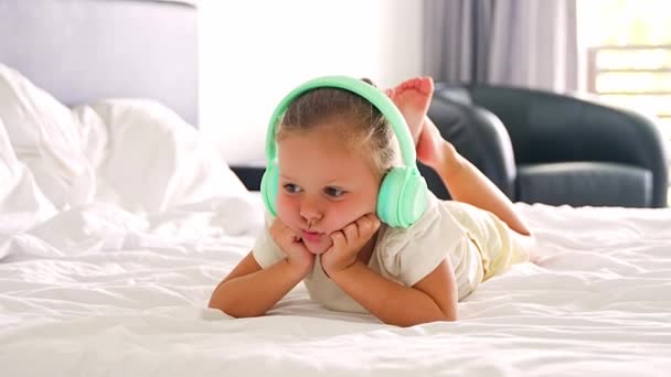 Petite Fille Allongée Dans Lit Écoutant Musique Avec Des Écouteurs — Video
