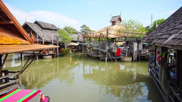 タイのパタヤ 2023年12月29日 小さな家を持つフローティングオープンエア市場 タイのパタヤにある池のショップ 高品質の4K映像 — ストック動画